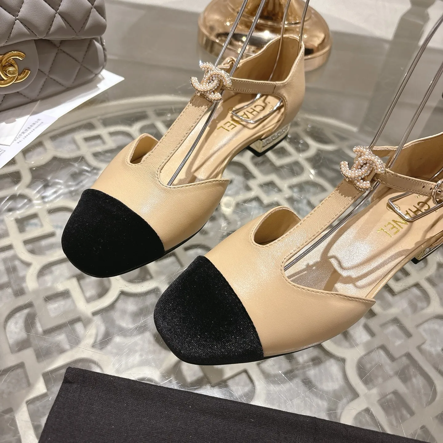 👟👟Ex-factory price 560👟👟 25ss early autumn new Xiaoxiang Chanel pearl double C buckle T-strap Mary Jane shoes pearl heel buckle shoes doll shoe design is so cute 💥The daughter of a rich family has the sense of sight, retro sweetness and age reduction! Mary Jane's unique noble texture allows you to practice various combinations of beauty. Beauty and comfort coexist. Who can not be tempted? The high-end simple style will never go out of style when worn again and again. It vividly interprets the charm of the exclusive fragrance. More possibilities for shaping. Original molded hardware buckle. Upper: lambskin. Lining: sheepskin. Outsole: genuine leather outsole imported from Italy. Size: 35-39 (40.41 custom-made, non-refundable).